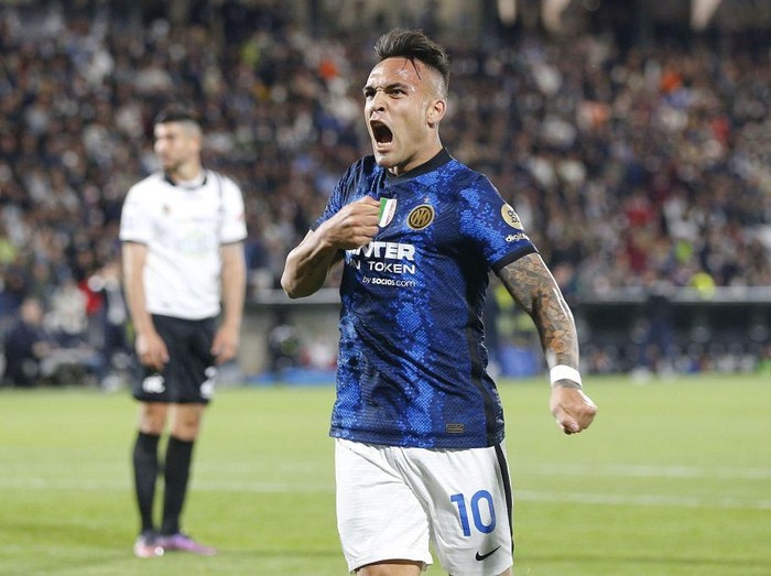 LA SPEZIA, ITALY - APRIL 15: Lautaro Martínez of FC Internazionale celebrates after scoring the second goal of his team during the Serie A match between Spezia Calcio and FC Internazionale at Stadio Alberto Picco on April 15, 2022 in La Spezia, Italy.  (Photo by Gabriele Maltinti/Getty Images)