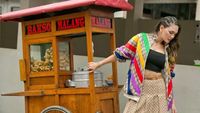 Pose Keren ala Model Luna Maya di Depan Gerobak Bakso Malang
