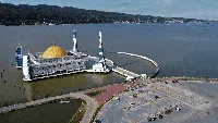 Melihat Lebih Dekat 20 Masjid Terunik di Nusantara (2)