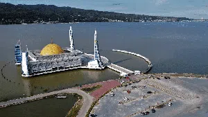 Melihat Lebih Dekat 20 Masjid Terunik di Nusantara (2)