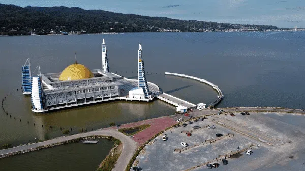 Melihat Lebih Dekat 20 Masjid Terunik di Nusantara (2)