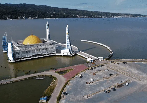 Melihat Lebih Dekat 20 Masjid Terunik di Nusantara (2)