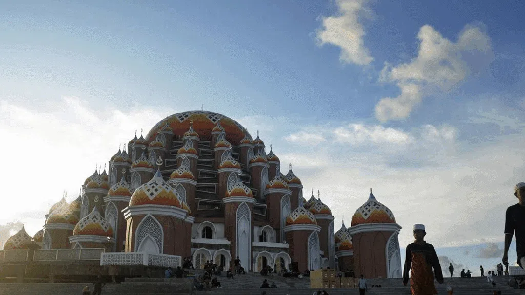 Melihat Lebih Dekat 20 Masjid Terunik di Nusantara (1)