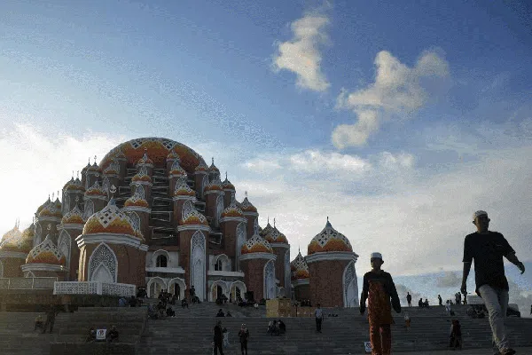 Melihat Lebih Dekat 20 Masjid Terunik di Nusantara (1)