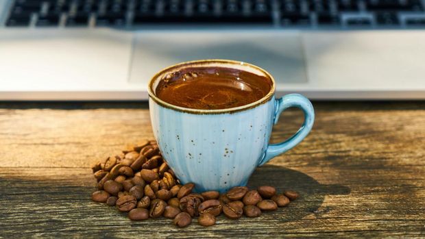 Minum kopi sebelum tidur dapat mengganggu kualitas tidur.