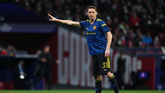 MADRID, SPAIN - FEBRUARY 23: Nemanja Matic of Manchester United gives their team instructions during the UEFA Champions League Round Of Sixteen Leg One match between Atletico Madrid and Manchester United at Wanda Metropolitano on February 23, 2022 in Madrid, Spain. (Photo by Angel Martinez/Getty Images)