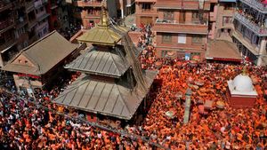 Perang Oranye di Festival Sindoor Jatra