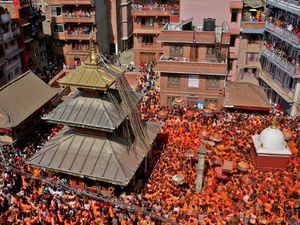 Perang Oranye di Festival Sindoor Jatra Perang Oranye di Festival Sindoor Jatra