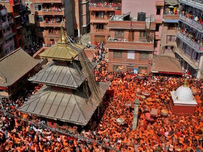 Perang Oranye di Festival Sindoor Jatra
