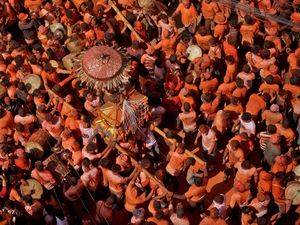 Warga Nepal Mendadak Oranye di Festival Sindoor Jatra