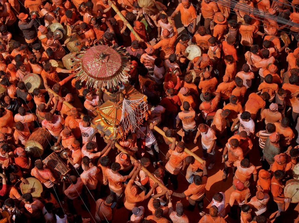 Warga Nepal Mendadak Oranye di Festival Sindoor Jatra Warga Nepal Mendadak Oranye di Festival Sindoor Jatra