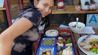 10 Momen Seru Penyanyi NIKI yang Tampil di Coachella Saat Kulineran