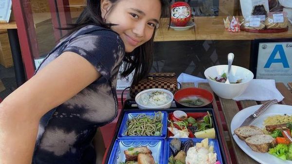 10 Momen Seru Penyanyi NIKI yang Tampil di Coachella Saat Kulineran