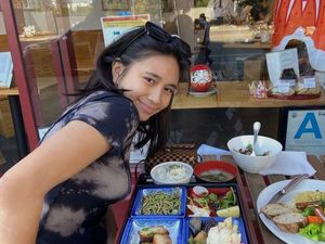 10 Momen Seru Penyanyi NIKI yang Tampil di Coachella Saat Kulineran