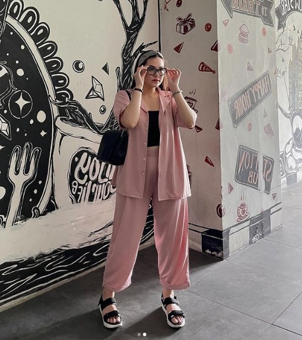 Outfit oneset Riri dengan aksesorisnya yang sempurna. Foto : Instagram/@jourimanzky_ Outfit oneset Riri dengan aksesorisnya yang sempurna. Foto : Instagram/@jourimanzky_