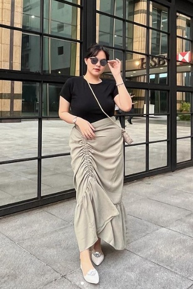 Paduan cantik kaos dan rok aksen lilit panjang. Foto : Instagram/@jourimanzky_ Paduan cantik kaos dan rok aksen lilit panjang. Foto : Instagram/@jourimanzky_