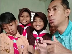 Video Kisah Guru Honorer: Digaji Rp 250 Ribu-Tempuh Jarak 18 Km Setiap Hari