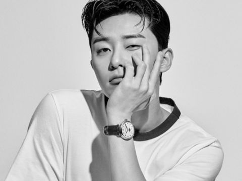 Park Seo Joon, salah satu aktor Korea yang masih eksis meskipun sudah lebih dari 10 tahun berkarier / foto: Esquire Korea