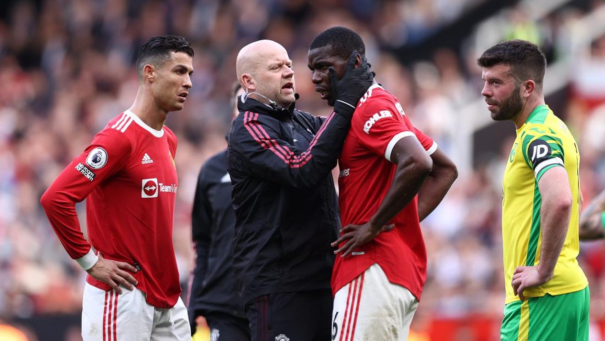 Paul Pogba mendapatkan perawatan usai kena sepak Harry Maguire. (Foto: Getty Images/Naomi Baker)