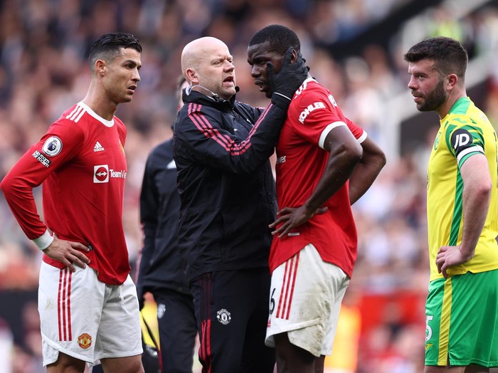 MANCHESTER, ENGLAND - APRIL 16: Paul Pogba of Manchester United receives medical treatment during the Premier League match between Manchester United and Norwich City at Old Trafford on April 16, 2022 in Manchester, England. (Photo by Naomi Baker/Getty Images)
