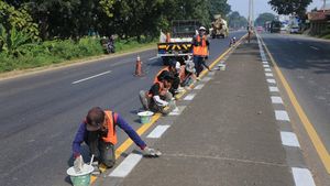 Pengecatan Marka di Jalur Mudik Pantura Terus Dikebut