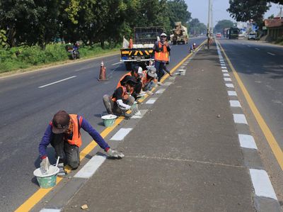 Pengecatan Marka di Jalur Mudik Pantura Terus Dikebut