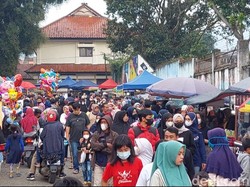 Wisatawan Berjubel di Alun-alun Lembang Jelang Buka Puasa