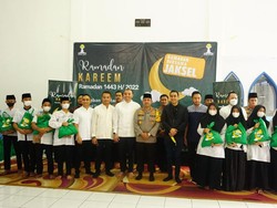 Pengusaha Muda Jaksel Bagi-bagi Sembako, Anak Panti Semringah