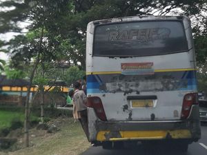 Penumpang Bus ke Tawangmangu Gelantungan, Bahayakan Keselamatan