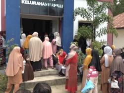 Penerima Bansos di Polman Membeludak, Lansia Sampai Tertidur Kelelahan