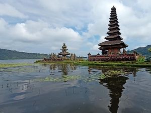 Pura Ulundanu Beratan Begitu Indah Melayang di Atas Air Pura Ulundanu Beratan Begitu Indah Melayang di Atas Air