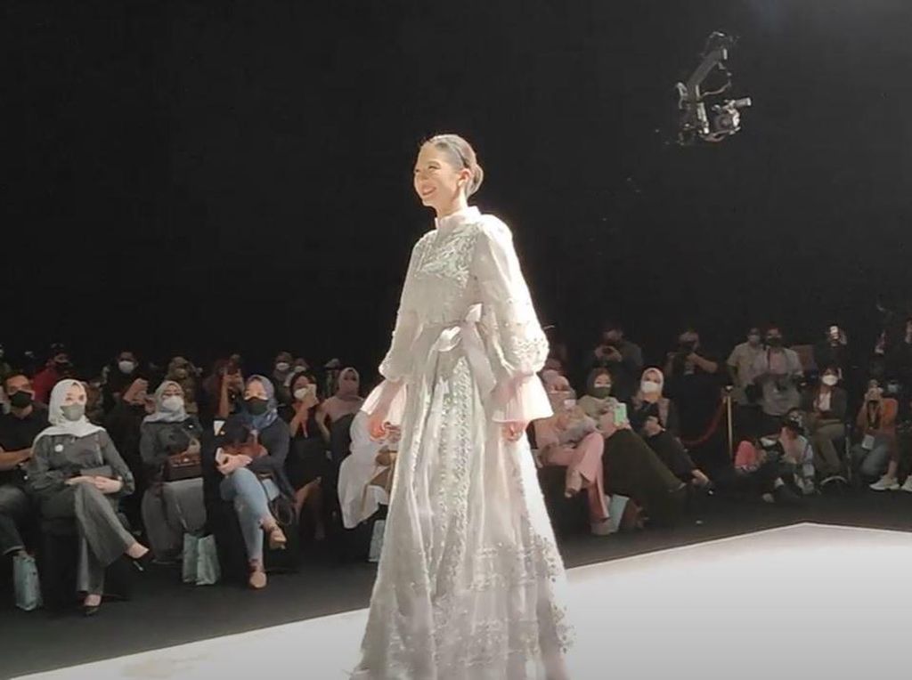 Gaya Raline Shah-Dinda Hauw di Indonesia Fashion Week 2022 Gaya Raline Shah-Dinda Hauw di Indonesia Fashion Week 2022