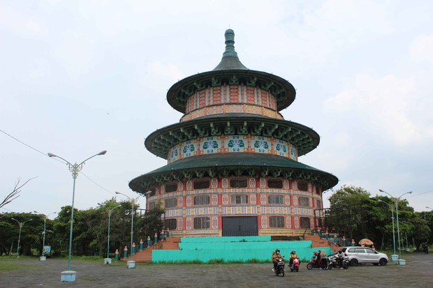 Kenjeran Park merupakan salah satu kawasan di Surabaya yang memiliki banyak tempat yang bisa dijelajahi