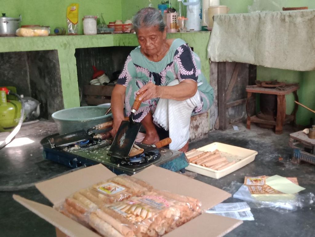 Renyah Manis Kue Semprong Suharti, Satu-satunya Produsen Semprong di Desa Sidowayah