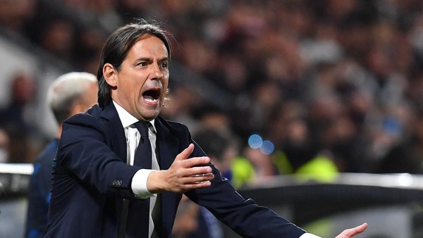 Soccer Football - Serie A - Spezia Calcio v Inter Milan - Stadio Alberto-Picco, La Spezia, Italy - April 15, 2022 Inter Milan coach Simone Inzaghi REUTERS/Jennifer Lorenzini