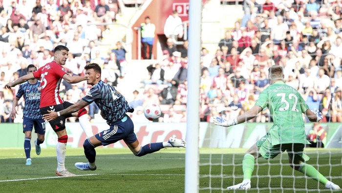 Southamptons Jan Bednarek, left, scores his sides first goal of the game during their English Premier League soccer match against Arsenal at St Marys, Southampton, England, Saturday, April 16, 2022. (Kieran Cleeves/PA via AP)