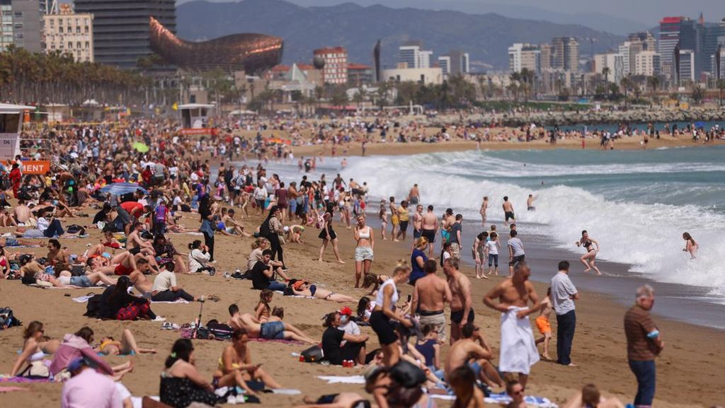 Tumpah Ruah Warga Spanyol di Pantai Barceloneta Tumpah Ruah Warga Spanyol di Pantai Barceloneta