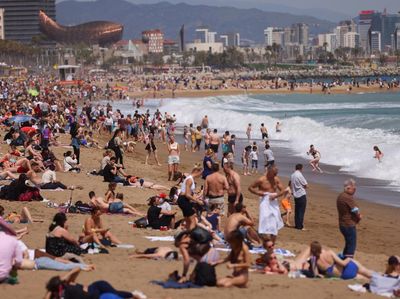 Tumpah Ruah Warga Spanyol di Pantai Barceloneta