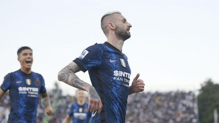 LA SPEZIA, ITALY - APRIL 15: Marcelo Brozovic of FC Internazionale celebrates after scoring a goal during the Serie A match between Spezia Calcio and FC Internazionale at Stadio Alberto Picco on April 15, 2022 in La Spezia, Italy.  (Photo by Gabriele Maltinti/Getty Images)