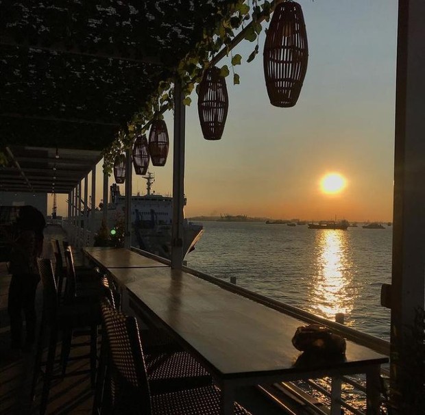 Pemandangan sunset yang sangat indah dapat kamu temukan di Surabaya North Quay