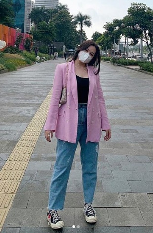 Tampak cantik dengan blazer ungu. Foto : Instagram/@jourimanzky_ Tampak cantik dengan blazer ungu. Foto : Instagram/@jourimanzky_