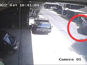Viral Video Mobil Oleng Tabrak 2 Motor-Rumah Warga di Mejobo Kudus