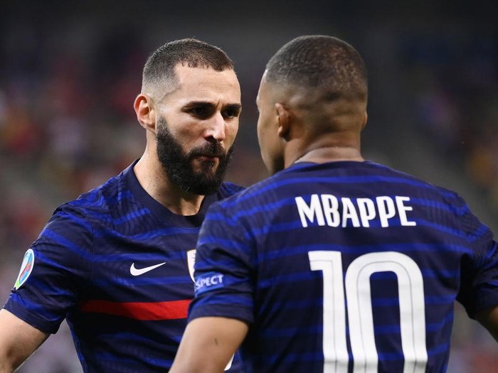 BUCHAREST, ROMANIA - JUNE 28: Karim Benzema of France celebrates with Kylian Mbappe after scoring their side's first goal during the UEFA Euro 2020 Championship Round of 16 match between France and Switzerland at National Arena on June 28, 2021 in Bucharest, Romania. (Photo by Daniel Mihailescu - Pool/Getty Images)