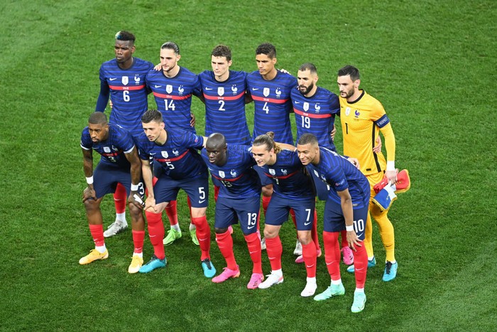 Timnas Prancis BUCHAREST, ROMANIA - JUNE 28: Karim Benzema of France celebrates with Kylian Mbappe after scoring their side's first goal during the UEFA Euro 2020 Championship Round of 16 match between France and Switzerland at National Arena on June 28, 2021 in Bucharest, Romania. (Photo by Daniel Mihailescu - Pool/Getty Images)