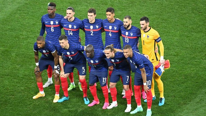 BUCHAREST, ROMANIA - JUNE 28: Karim Benzema of France celebrates with Kylian Mbappe after scoring their sides first goal during the UEFA Euro 2020 Championship Round of 16 match between France and Switzerland at National Arena on June 28, 2021 in Bucharest, Romania. (Photo by Daniel Mihailescu - Pool/Getty Images)