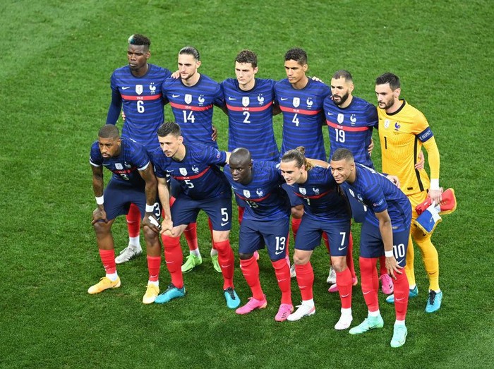 BUCHAREST, ROMANIA - JUNE 28: Karim Benzema of France celebrates with Kylian Mbappe after scoring their side's first goal during the UEFA Euro 2020 Championship Round of 16 match between France and Switzerland at National Arena on June 28, 2021 in Bucharest, Romania. (Photo by Daniel Mihailescu - Pool/Getty Images)