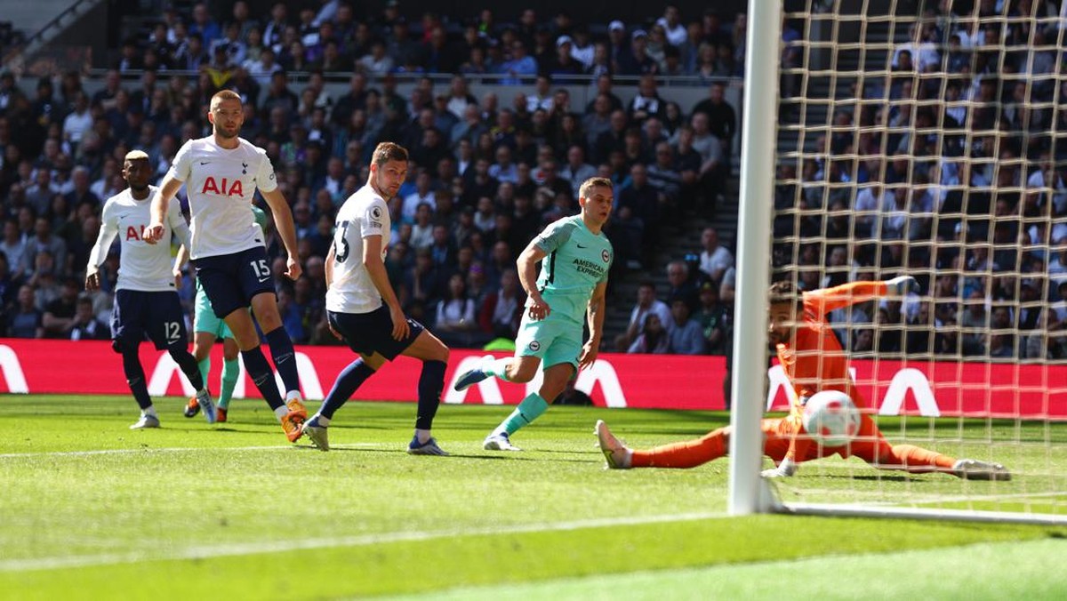 Momen Leandro Trossard membobol gawang Tottenham Hotspur. (Foto: Clive Rose/Getty Images)