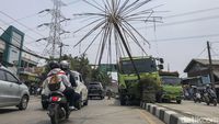 Truk Semen Seruduk Lampu Jalan di Tambun