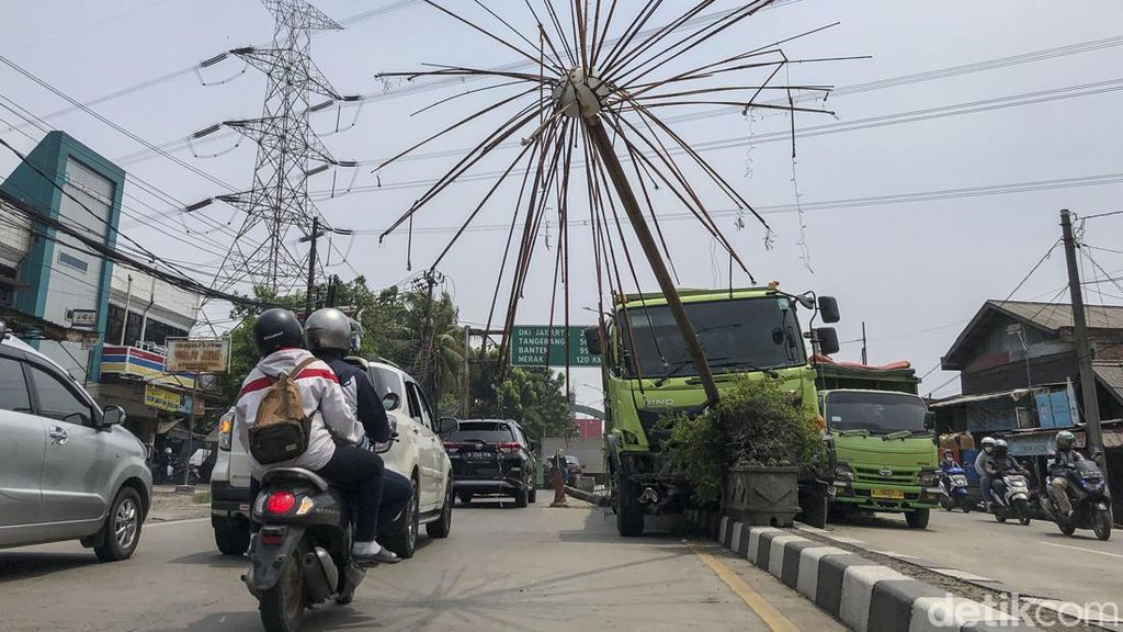 Truk Semen Seruduk Lampu Jalan di Tambun Truk Semen Seruduk Lampu Jalan di Tambun