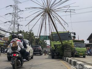 Truk Semen Seruduk Lampu Jalan di Tambun